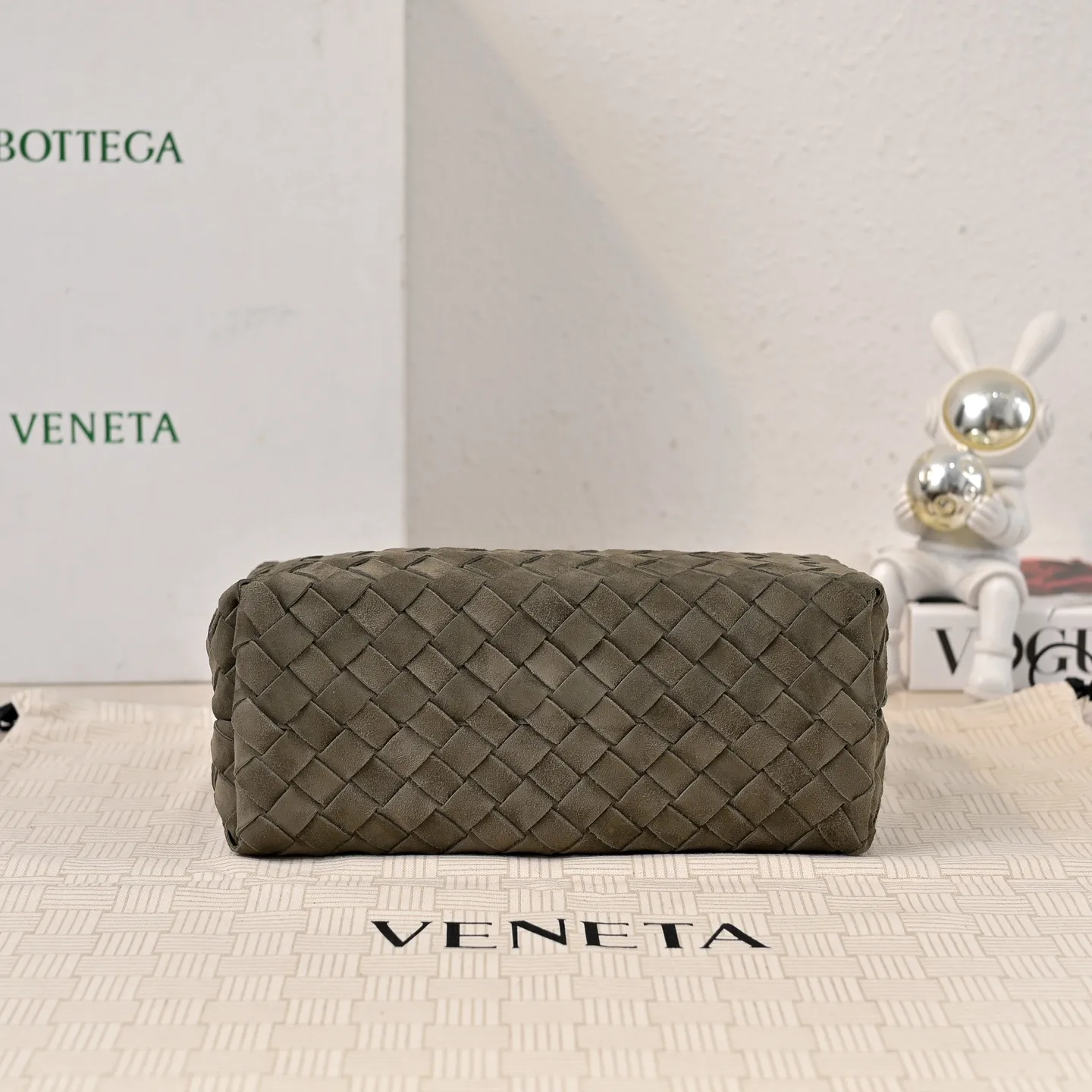 Batch 1960 #BV new suede Andiamo 🎈 Warm deerskin Andiamo for autumn and winter is here🍂 Made of cashmere calf deerskin, the touch is softer and more delicate, and the overall body is very full and high-end! The shoulder strap has a sliding metal knot buckle that can be adjusted at will. It can be carried on the shoulder/handheld/cross-body in various ways. The bag has a large capacity and is suitable for commuting/daily use/traveling. This bag is divided into small/medium/large sizes. There is always one that suits you. Then take me with you🎀🎀 Dimensions: 25x22x10.5 Model: 7463